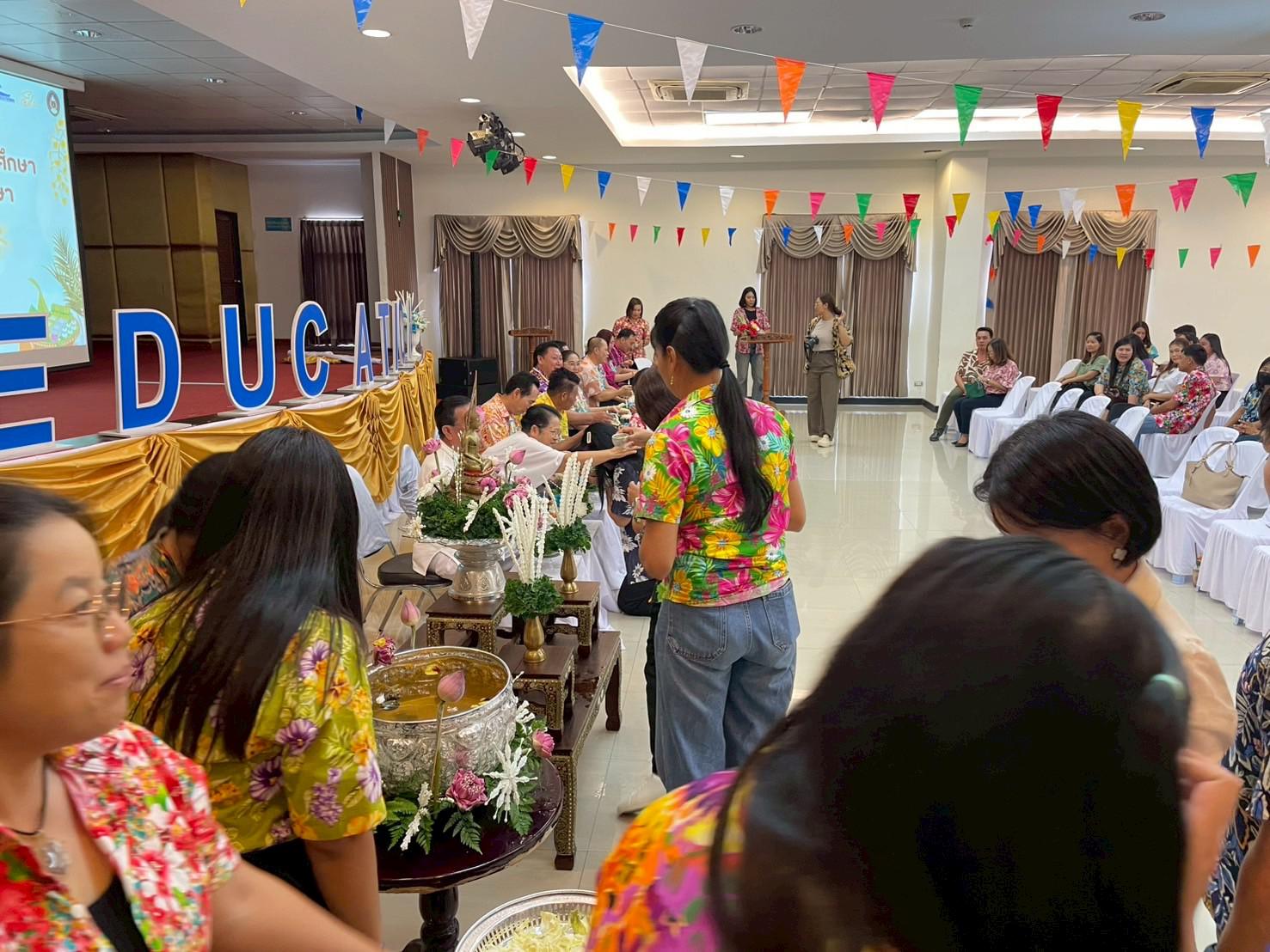 357. วันที่ 26 เมษายน 2568 สาขาการบริหารการศึกษา ได้จัดกิจกรรมรดน้ำดำหัวคณาจารย์ระดับบัณฑิตศึกษา ประจำสาขาการบริหารการศึกษา ณ ห้องประชุมครุร่มสัก 1 ชั้น 3 อาคารคณะครุศาสตร์